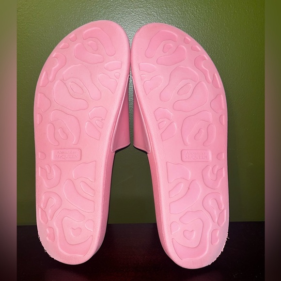 Alexander McQueen Women’s Logo Patch Pool Slides, Pastel Pink Size 41+(US 11.5) - Picture 5 of 10